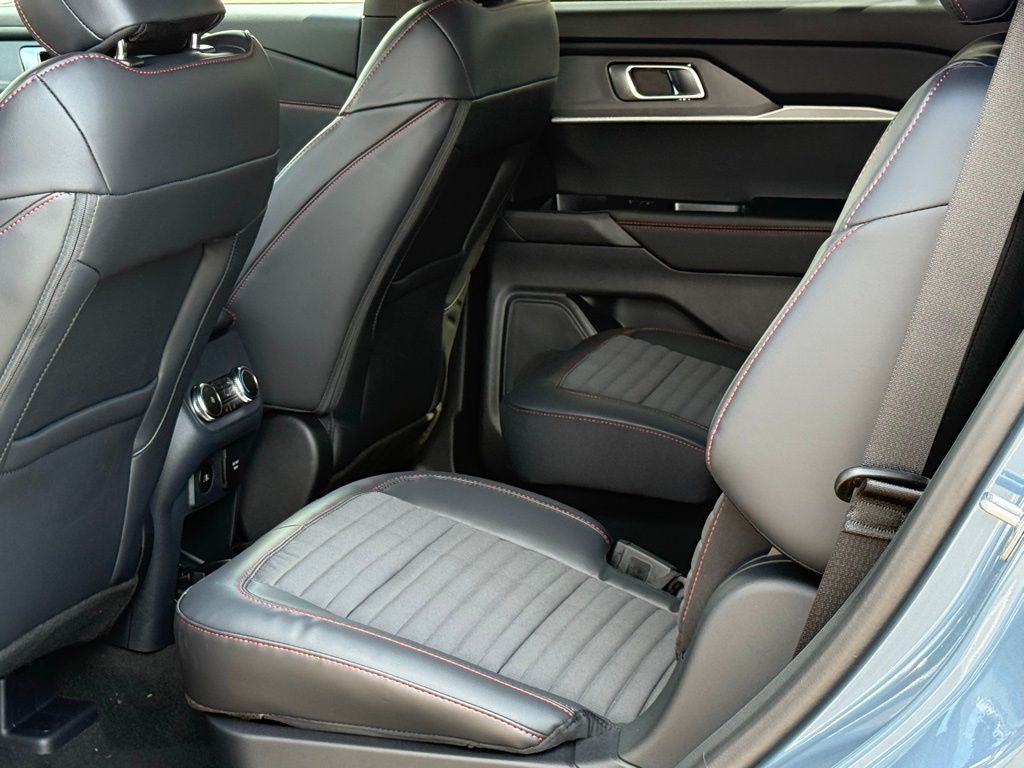 2025 Ford Explorer ST-Line photo 9