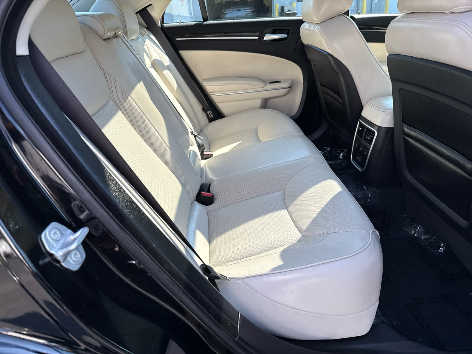 2022 Chrysler 300 Touring L photo 14