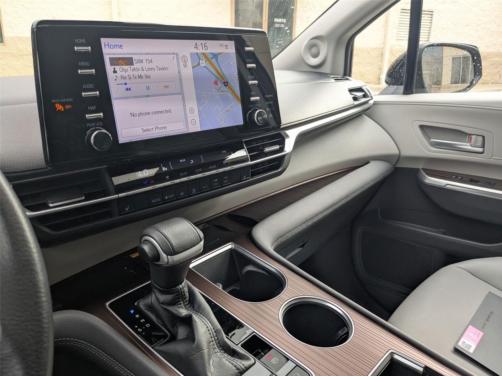 2021 Toyota Sienna XLE photo 14