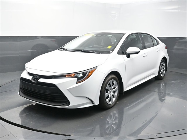 2025 Toyota Corolla LE photo 3