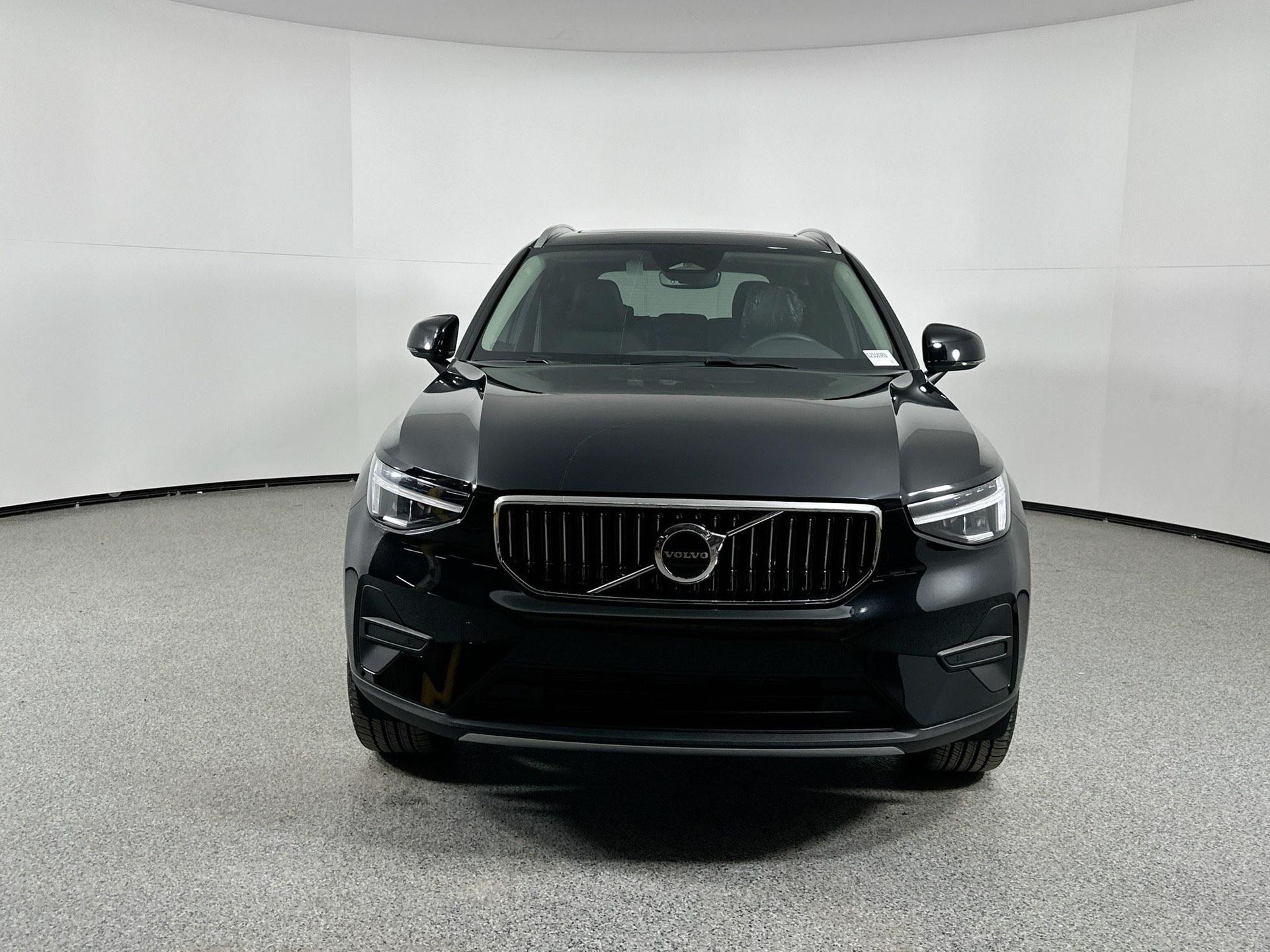 2025 Volvo XC40 AWD Core photo 2