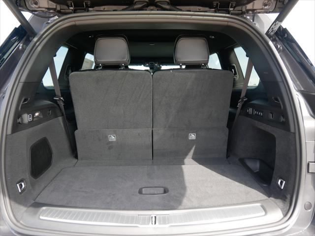 2025 Jeep Grand Cherokee Overland photo 3