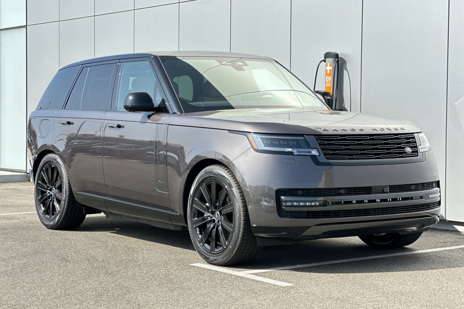 2025 Land Rover Range Rover SE photo 6