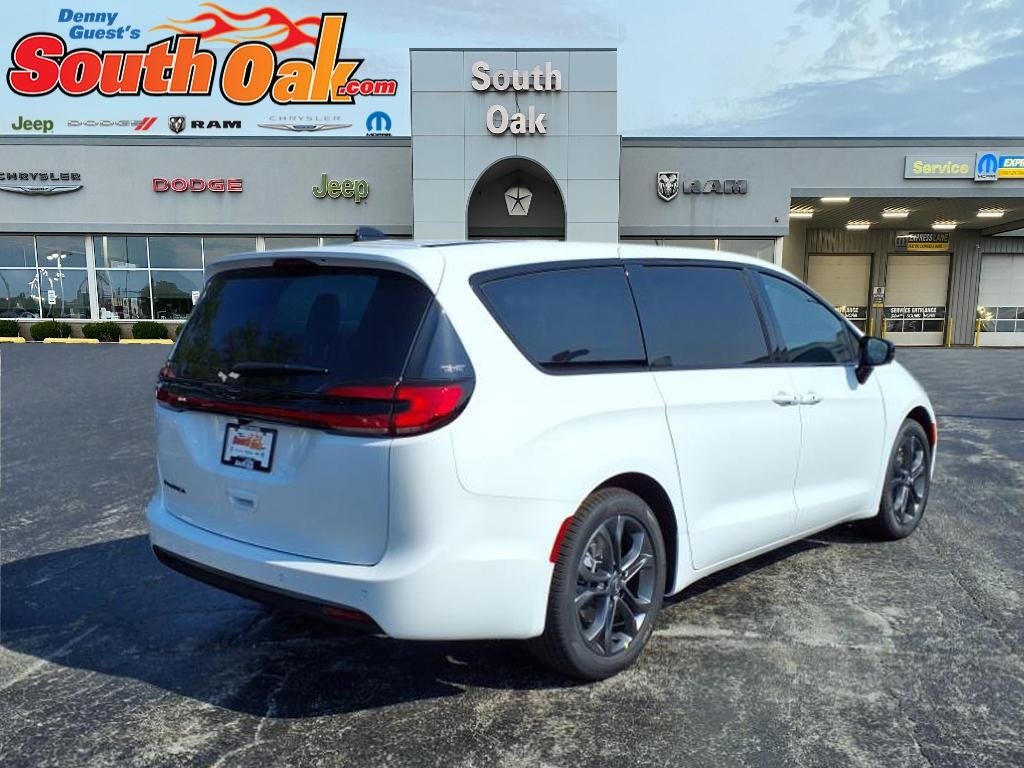 2026 Chrysler Pacifica photo 3
