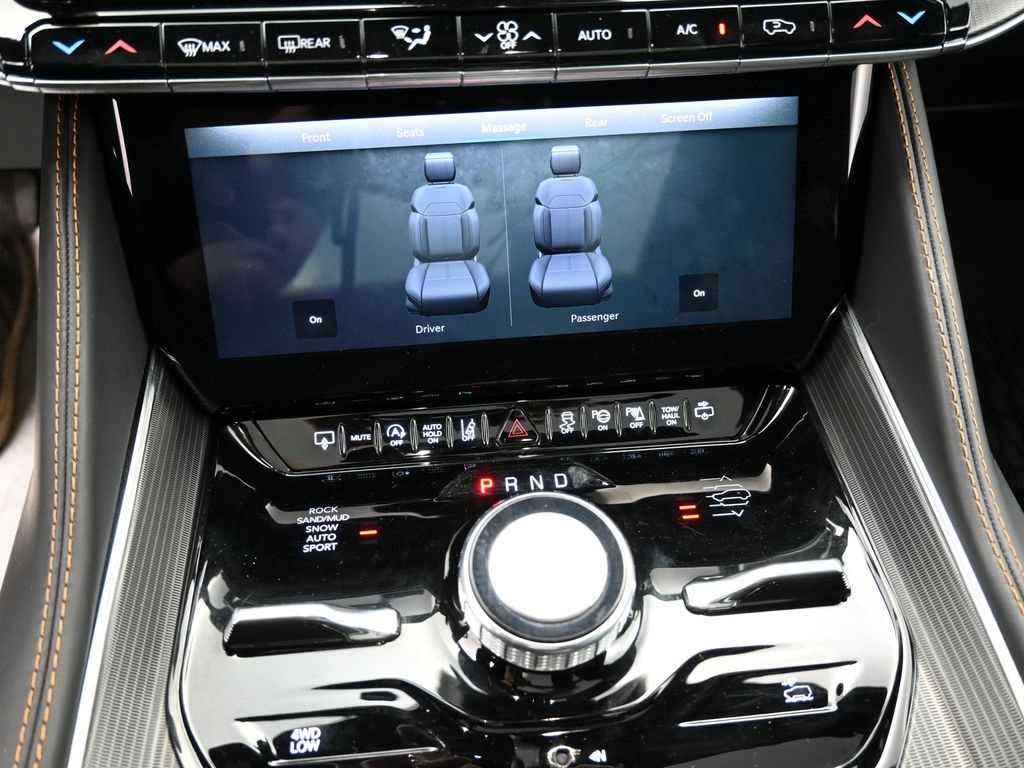 2024 Jeep Wagoneer L Series III photo 14