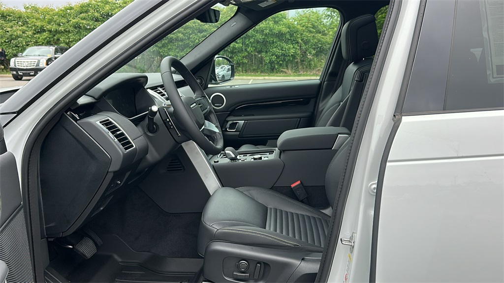 2025 Land Rover Discovery S photo 9