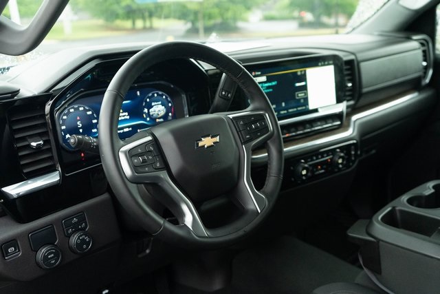 2024 Chevrolet Silverado 1500 LT photo 4