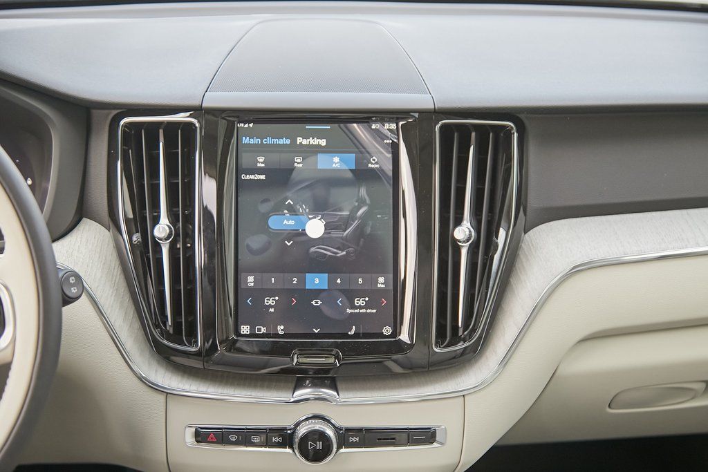 2025 VOLVO XC60 - Image 24