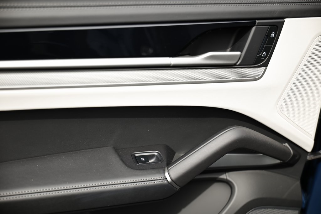 2025 Porsche Cayenne photo 25