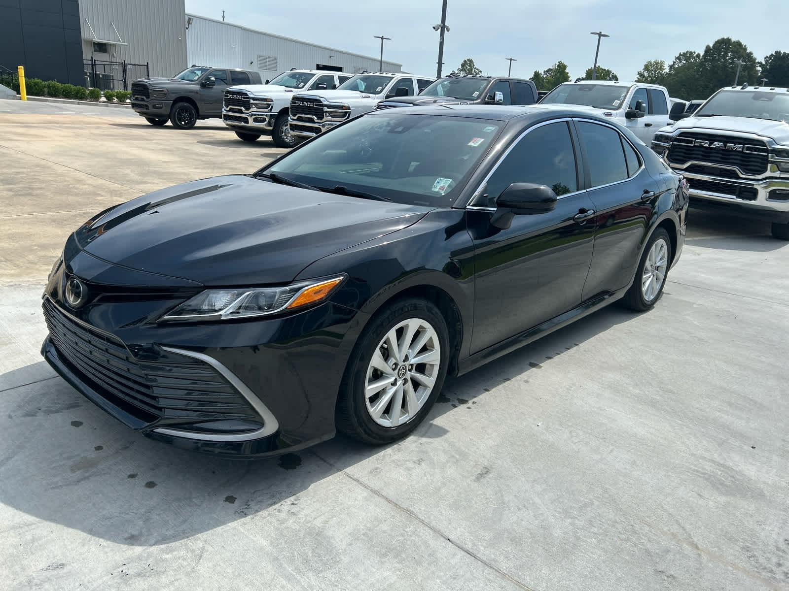 2023 Toyota Camry LE photo 3
