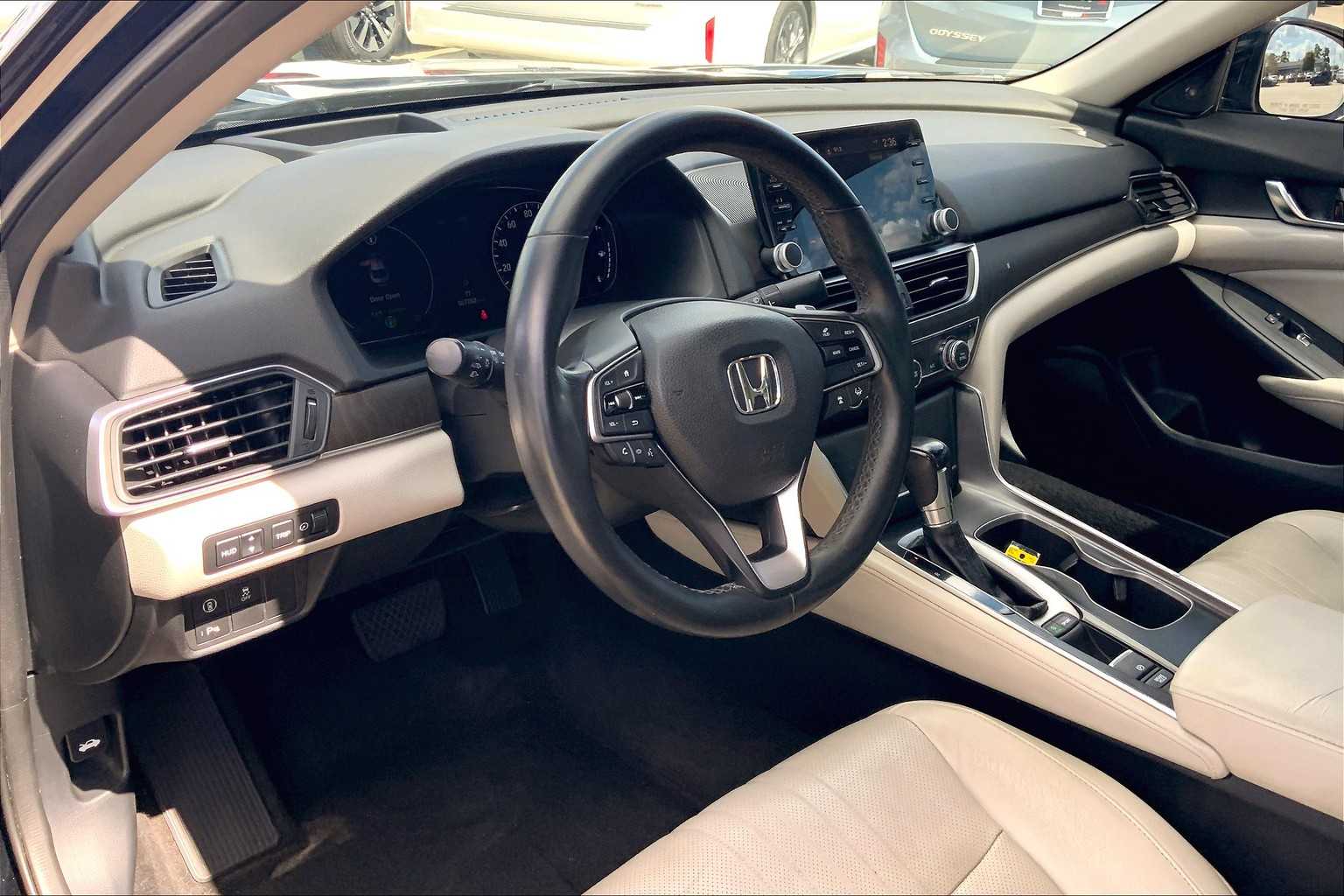 2018 Honda Accord Touring 1.5T photo 15