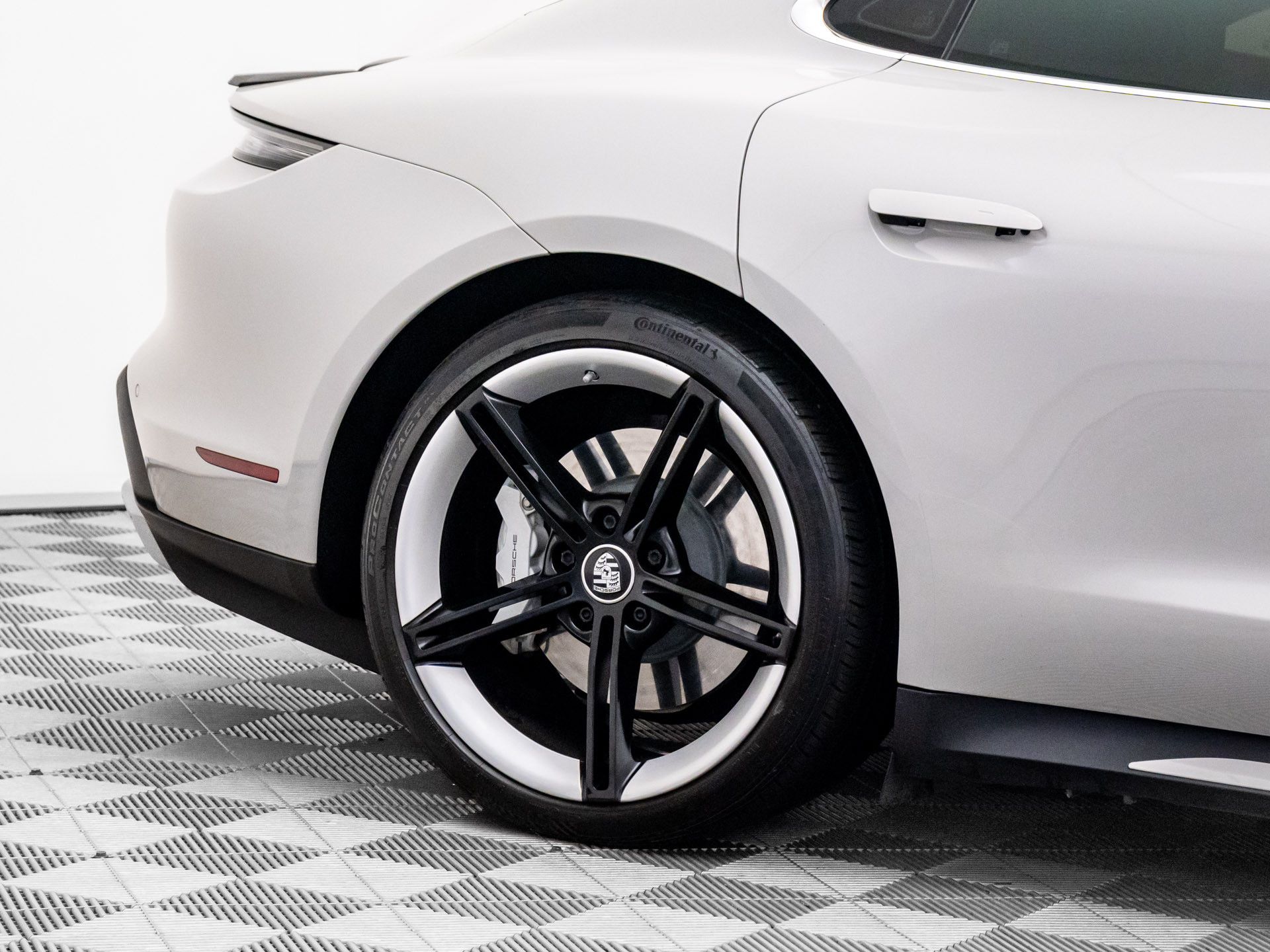 2021 Porsche Taycan Turbo photo 29