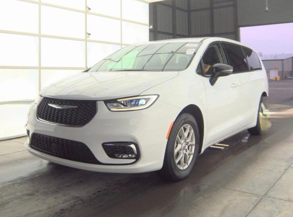 2024 Chrysler Pacifica Touring L's photo