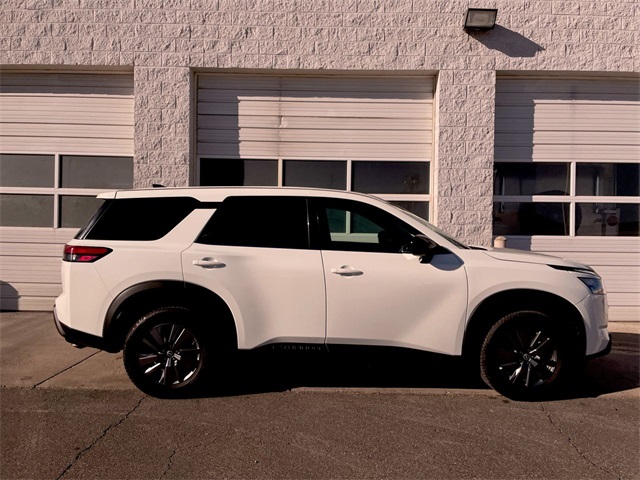 2024 Nissan Pathfinder S's photo