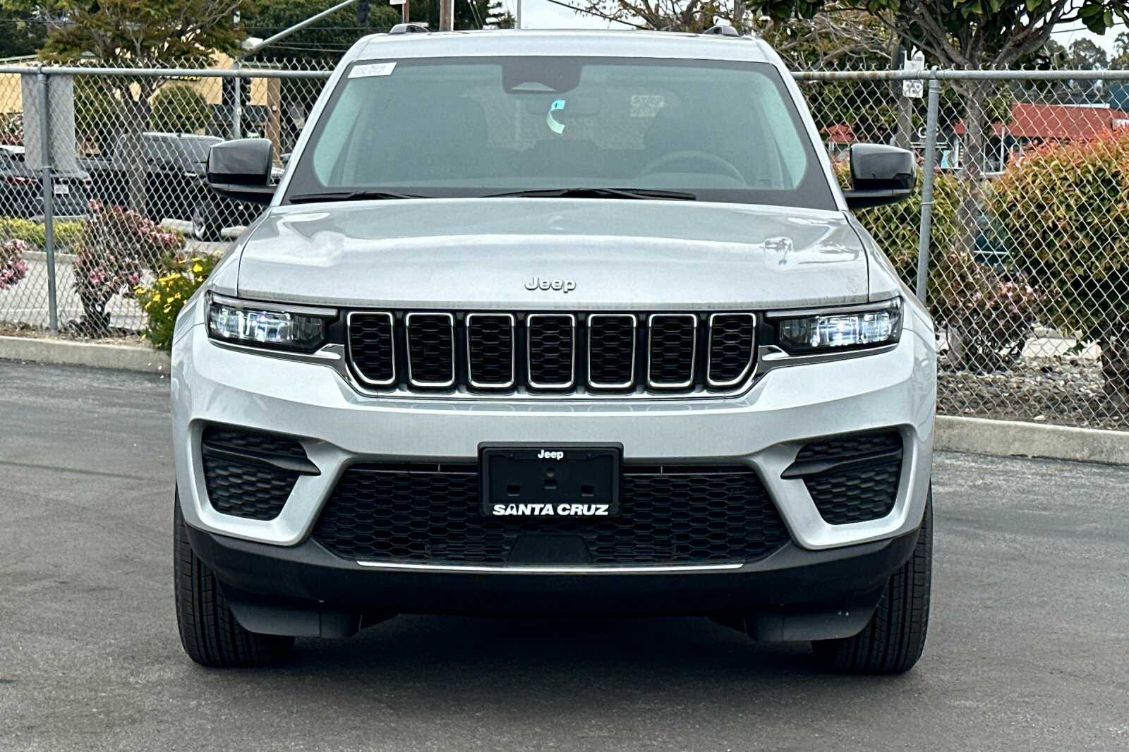 2023 Jeep Grand Cherokee Laredo X photo 3