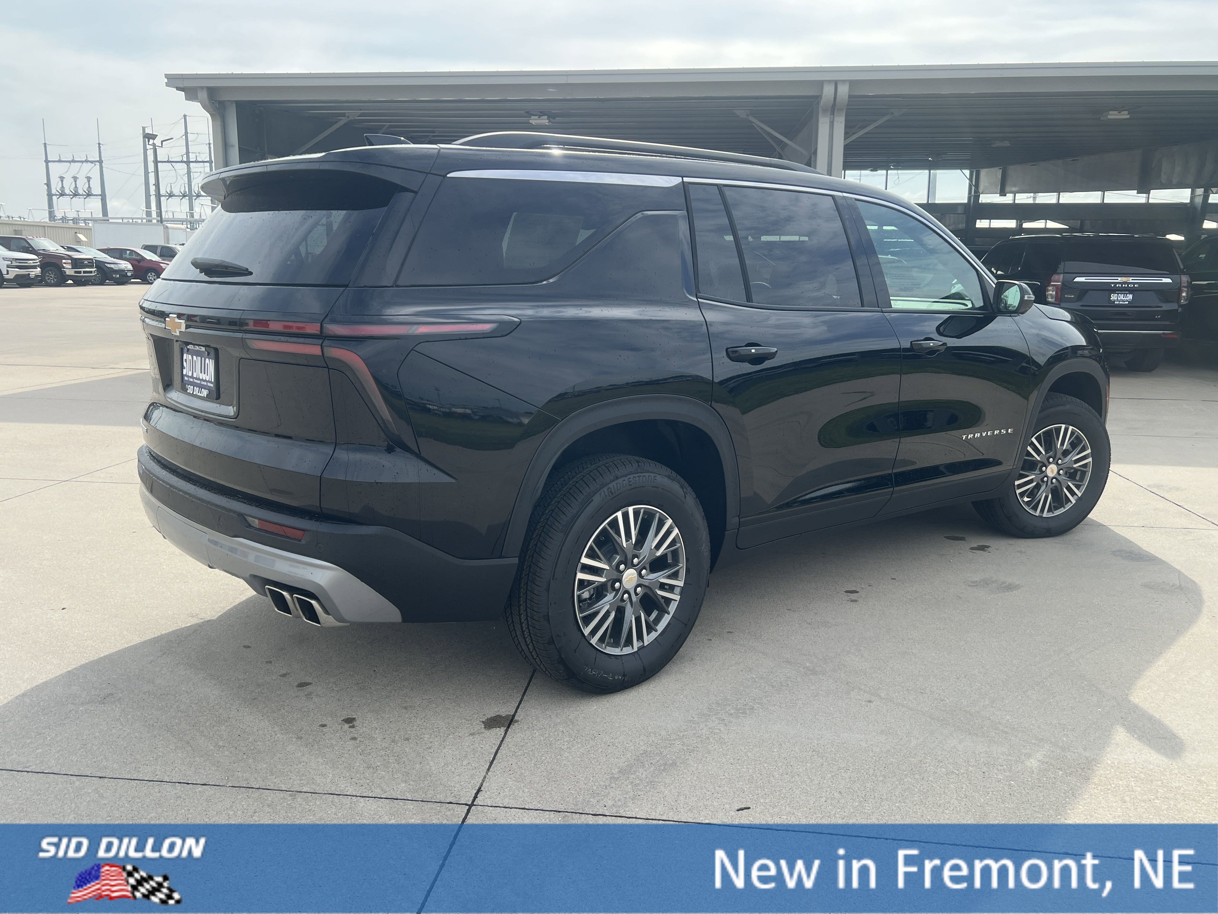 2025 Chevrolet Traverse photo 2