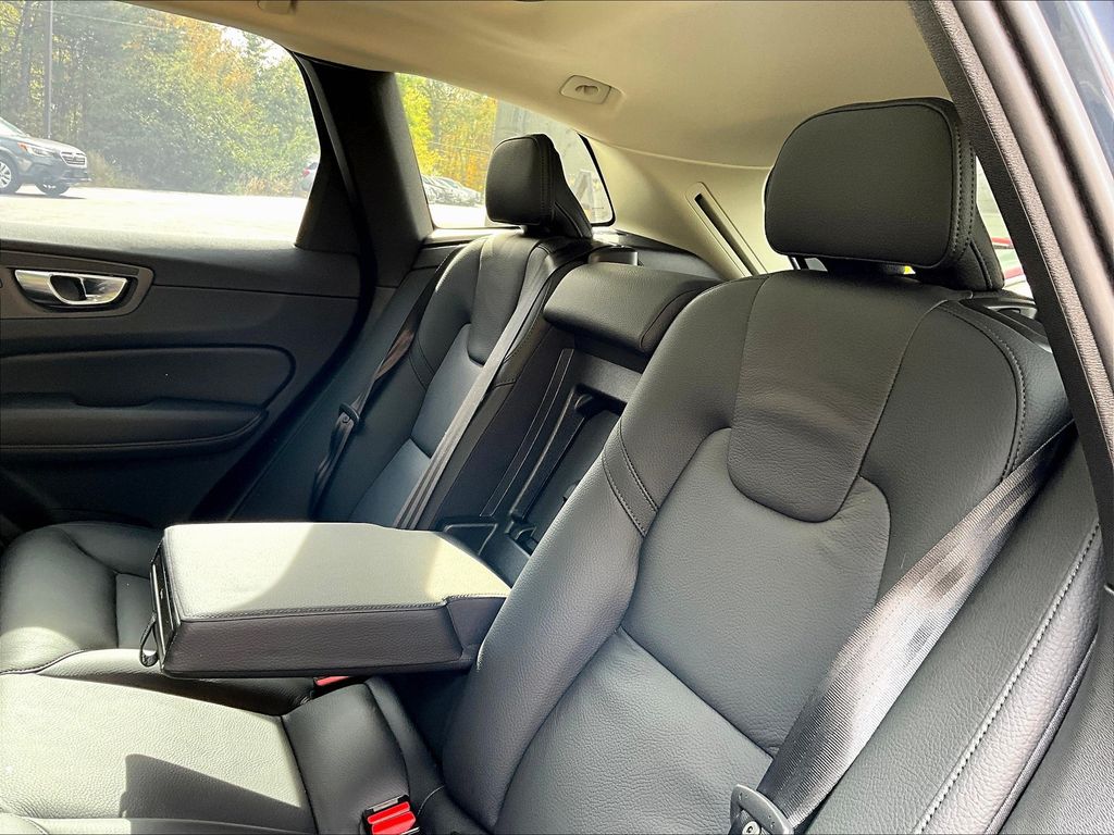 2025 Volvo XC60 B5 Plus photo 24