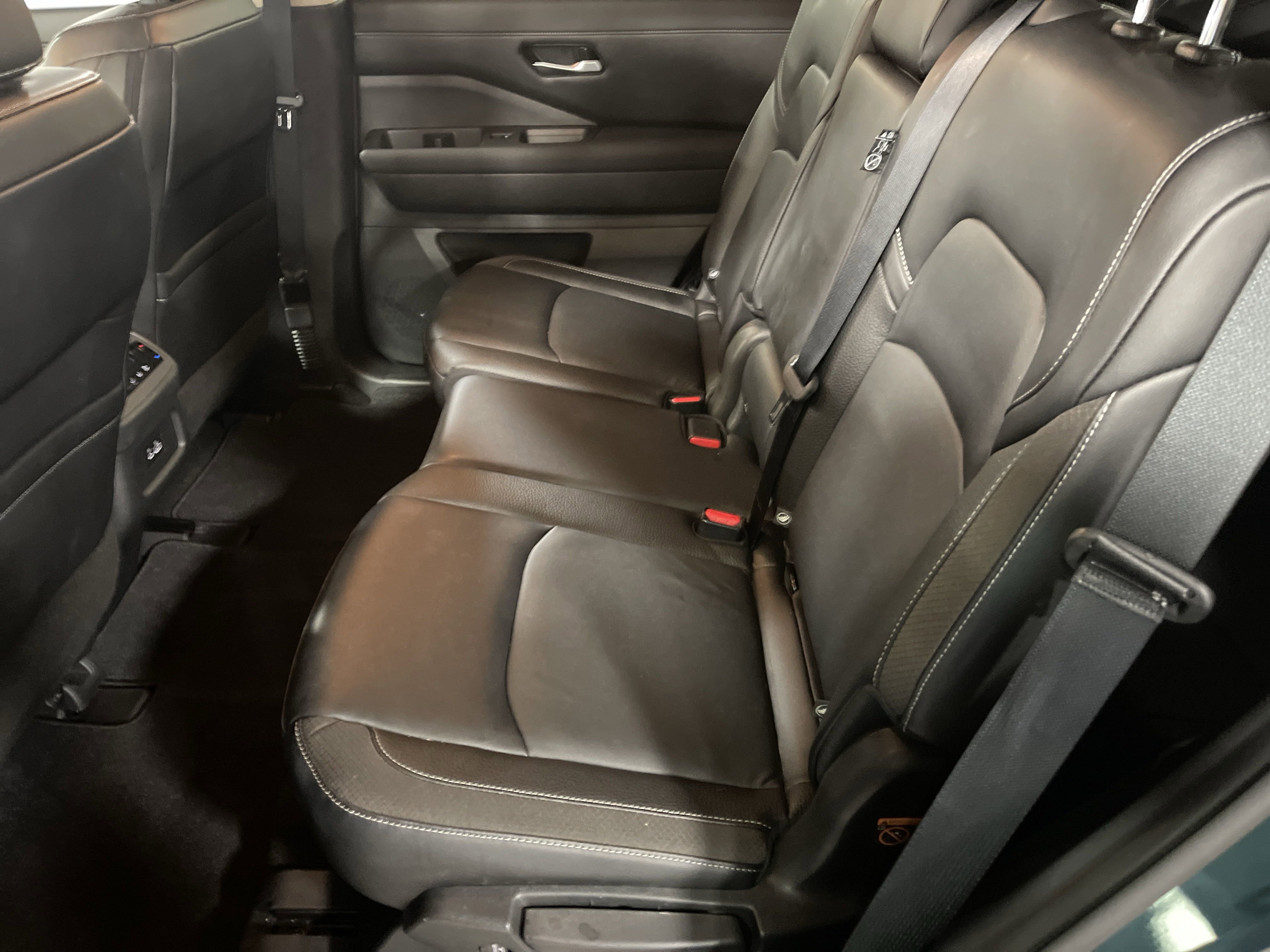 2024 Nissan Pathfinder SL photo 2