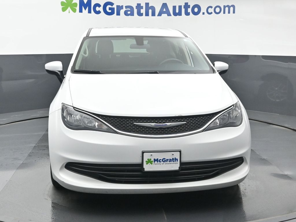 2020 Chrysler Voyager LX photo 3