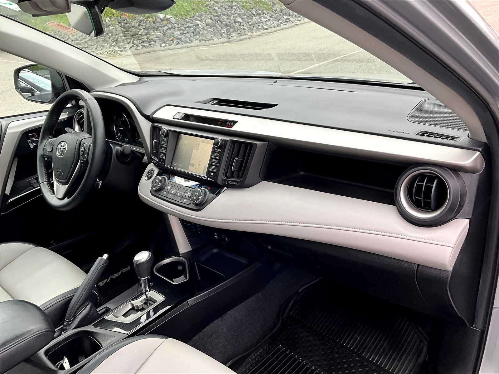 2018 Toyota RAV4 Limited photo 13