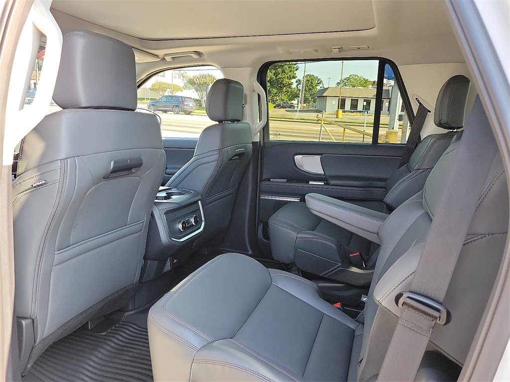 2025 Ford Expedition photo 9