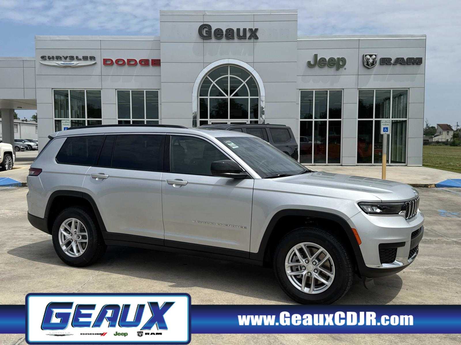 2025 Jeep Grand Cherokee L Laredo's photo