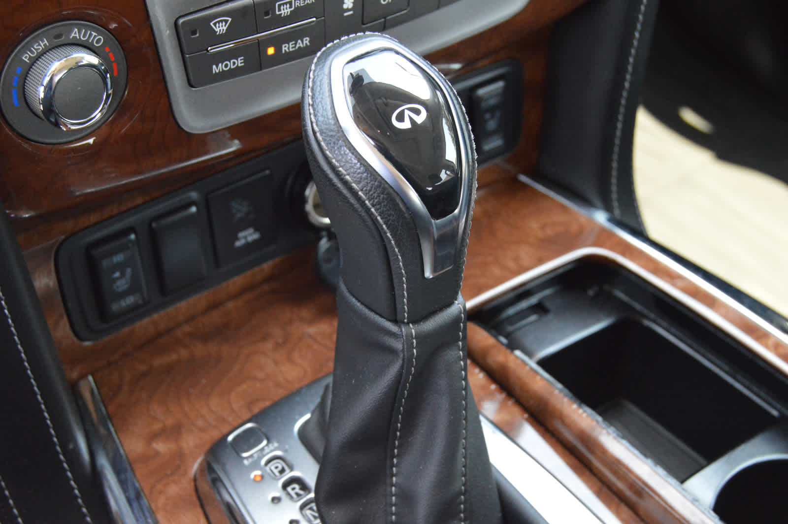 2019 Infiniti QX80 Luxe photo 18