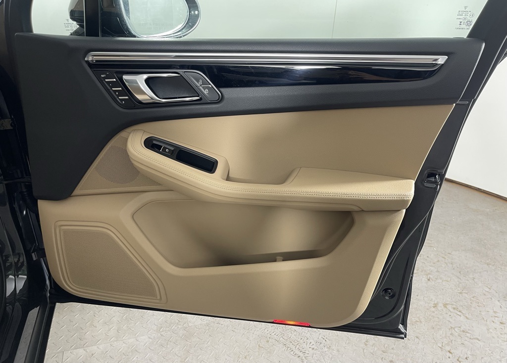 2025 Porsche Macan T photo 3