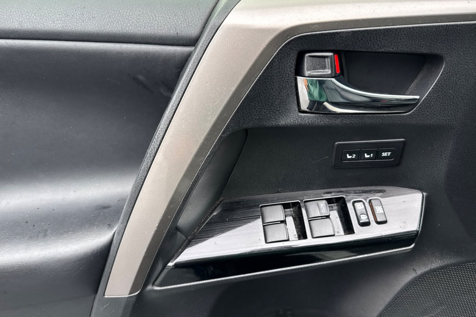 2018 Toyota RAV4 Hybrid Limited photo 10