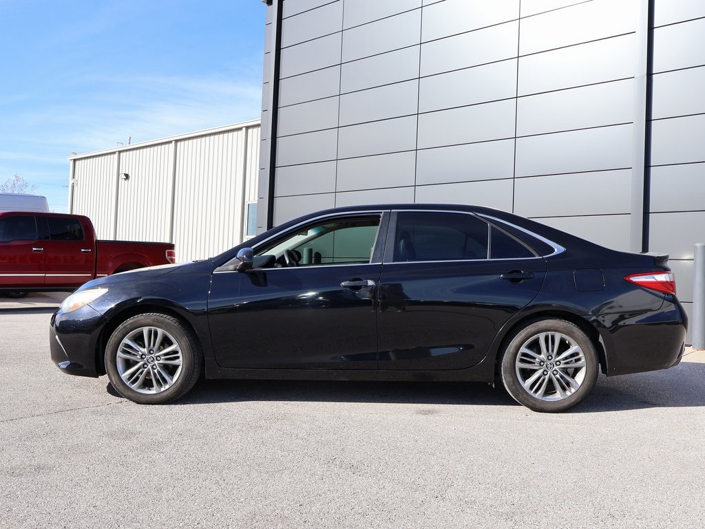 2016 Toyota Camry SE photo 2