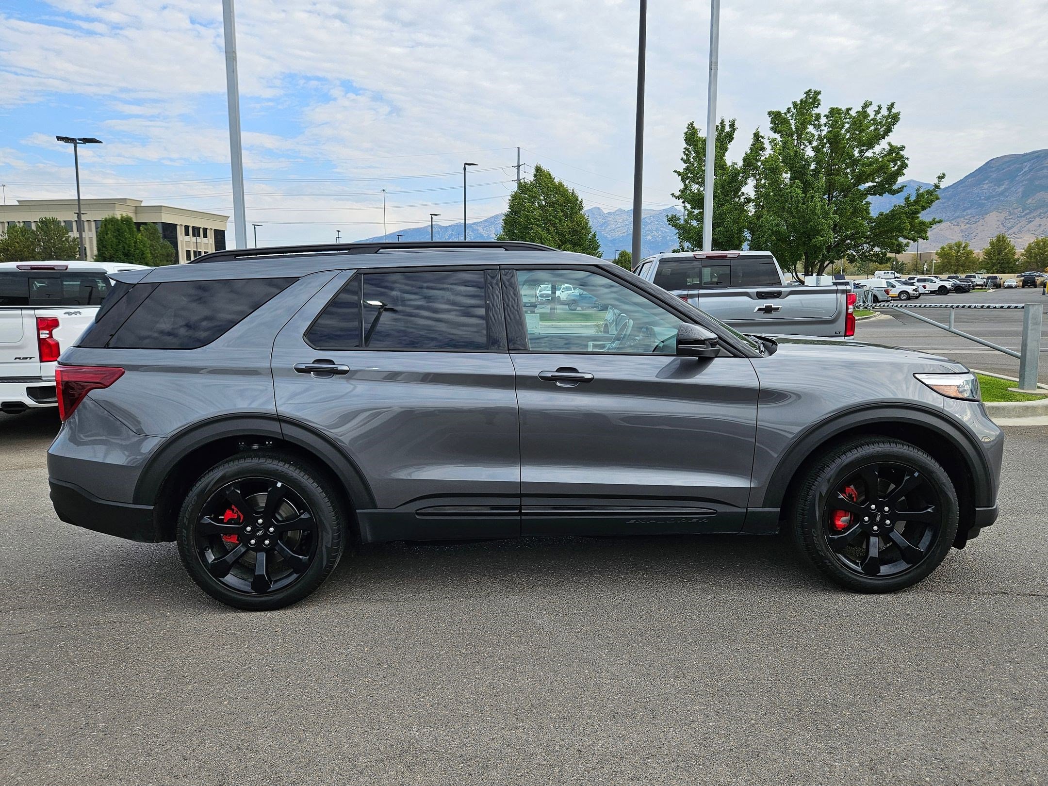 2023 Ford Explorer ST photo 2