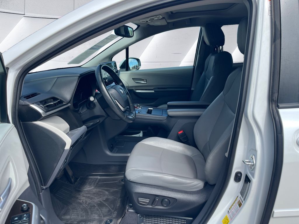 2022 Toyota Sienna XLE photo 7