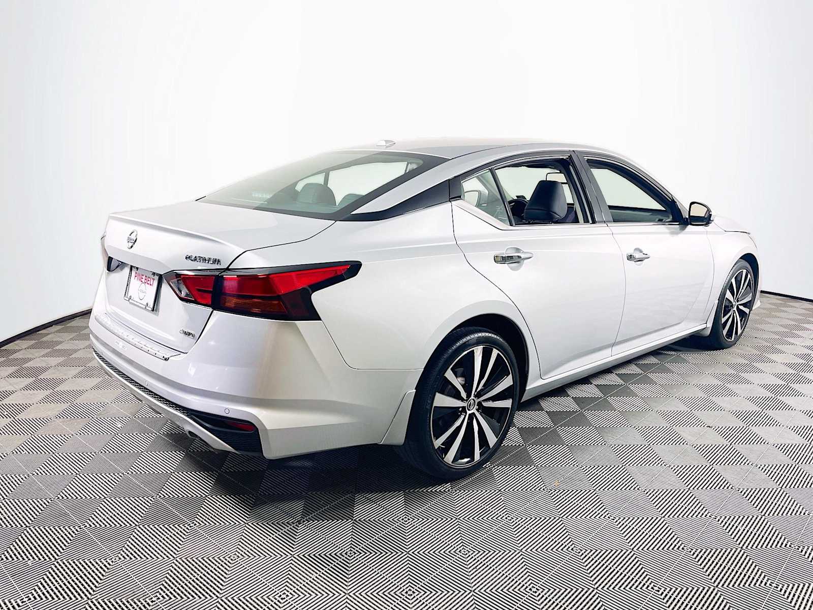 2021 Nissan Altima 2.5 Platinum photo 3