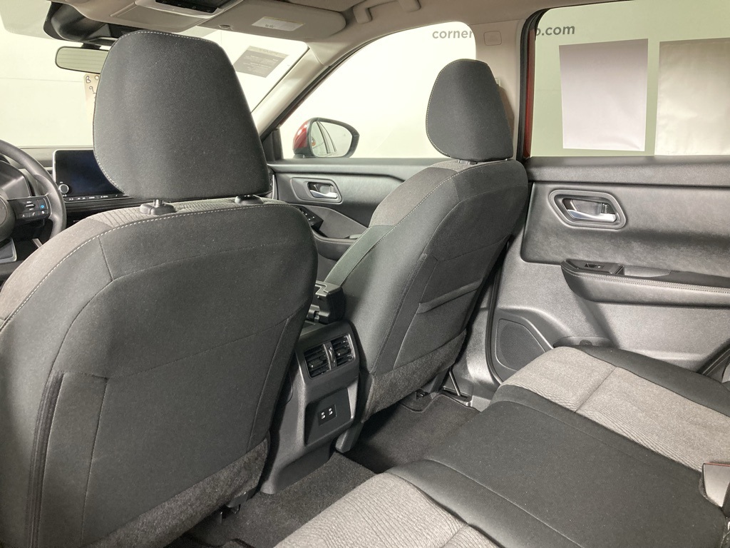 2024 Nissan Rogue SV photo 5
