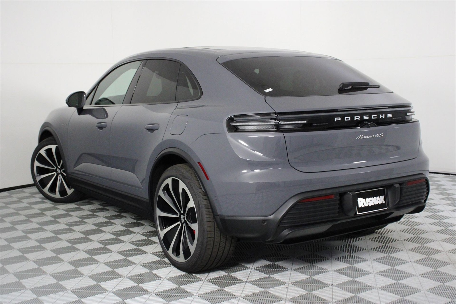 2025 Porsche Macan Electric photo 3