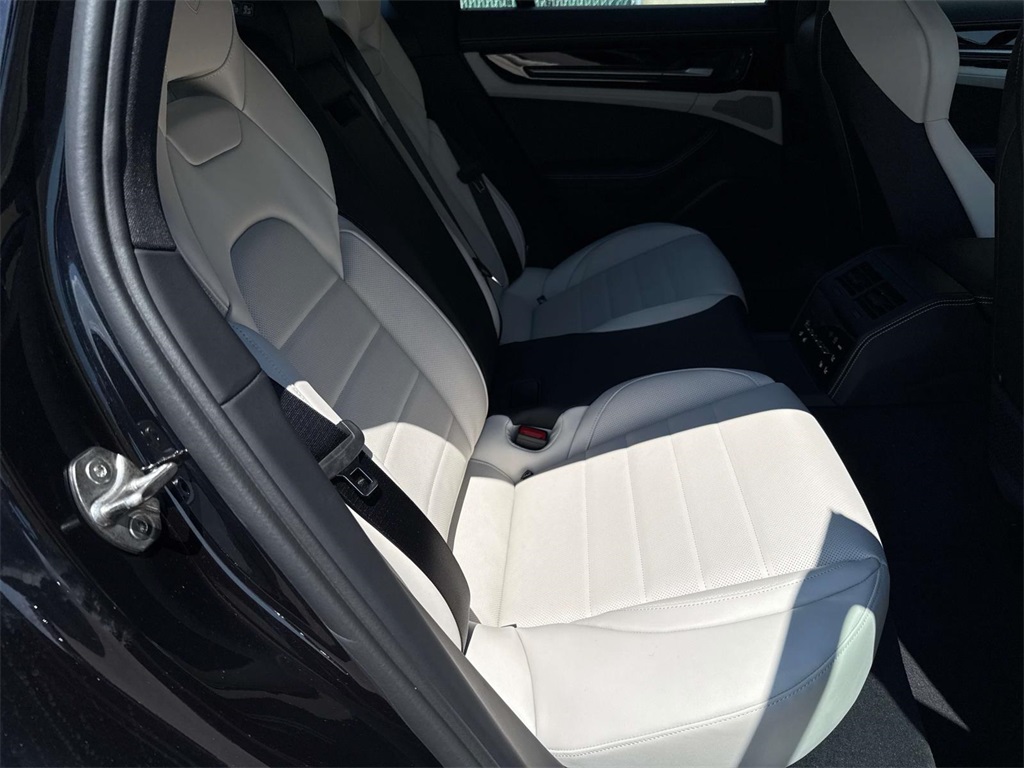 2025 Porsche Panamera 4 photo 15