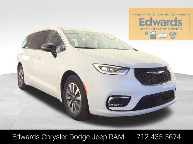 2024 Chrysler Pacifica PHEV Select's photo