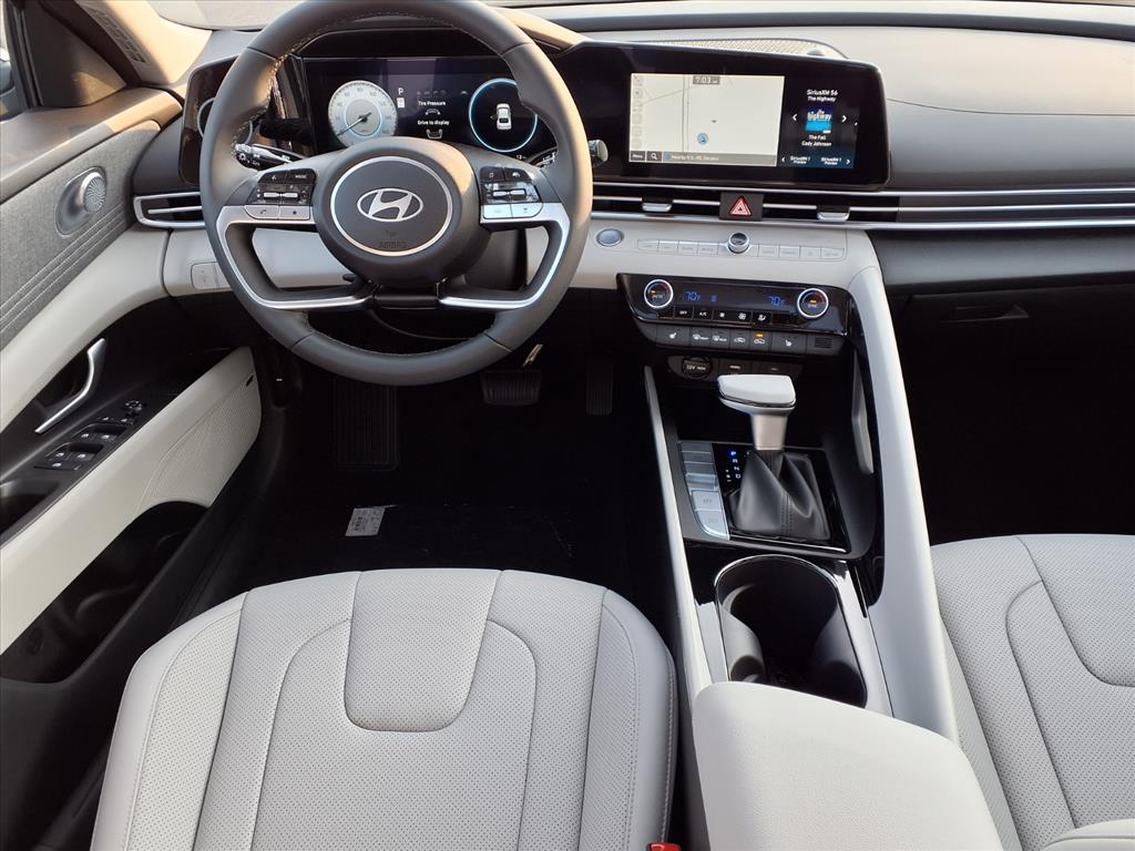 2025 Hyundai Elantra Limited photo 3