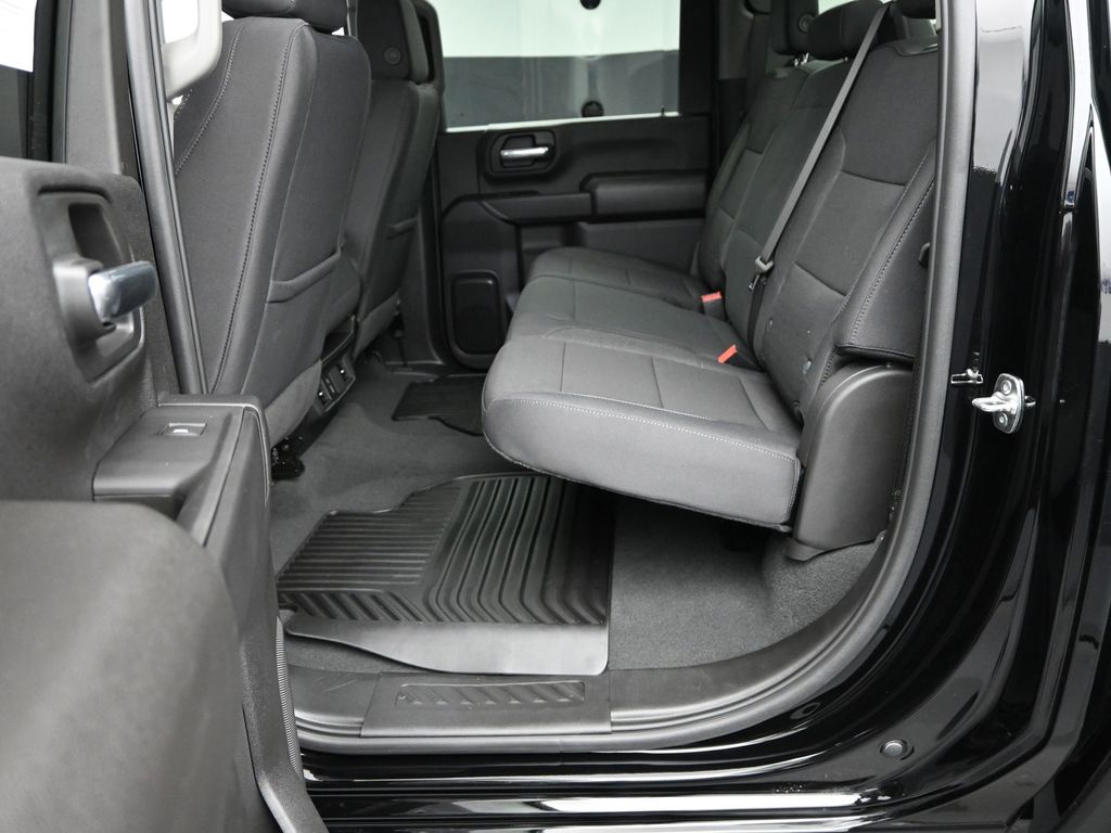 2025 Chevrolet Silverado 2500HD Custom photo 9