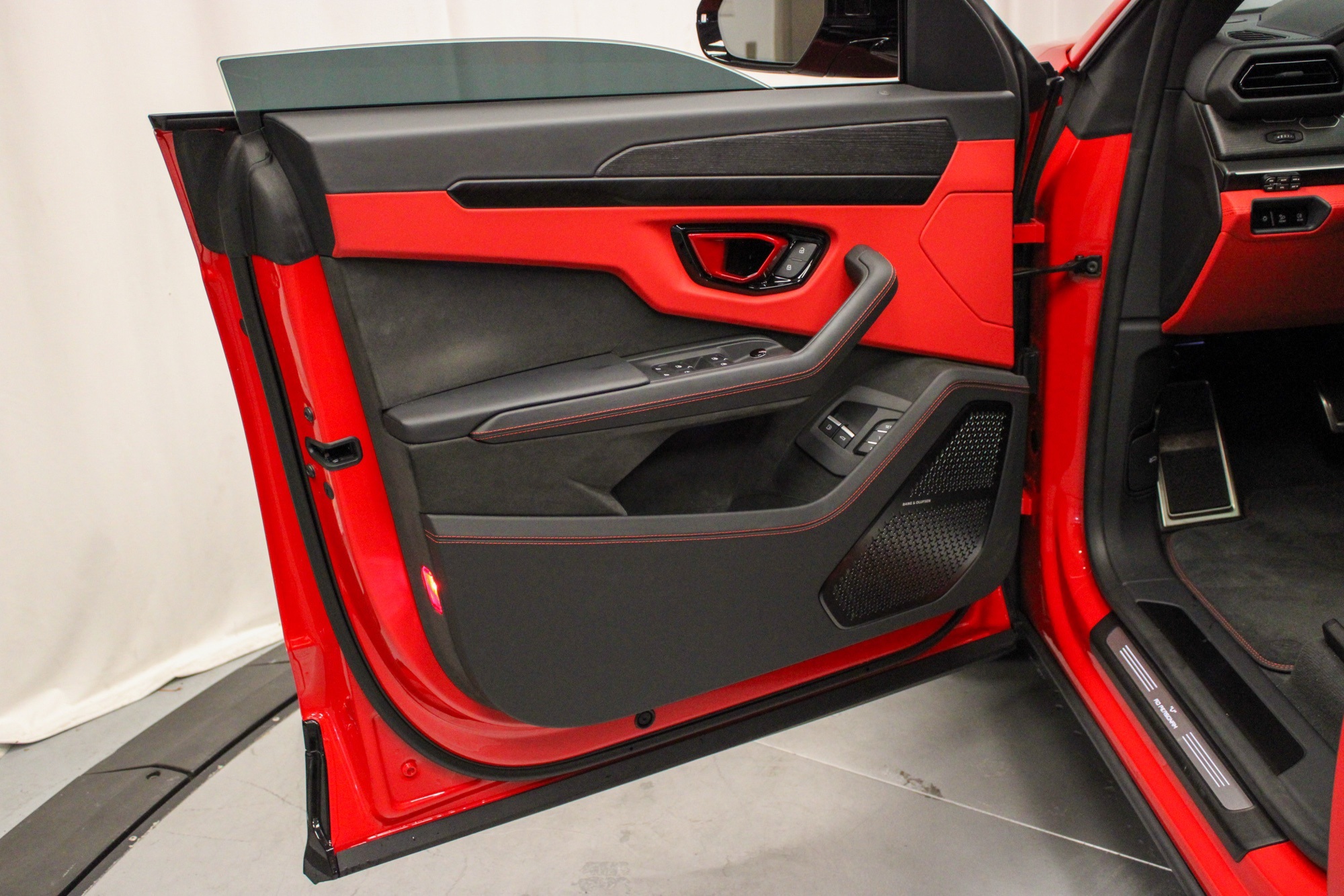 2025 Lamborghini Urus SE photo 14