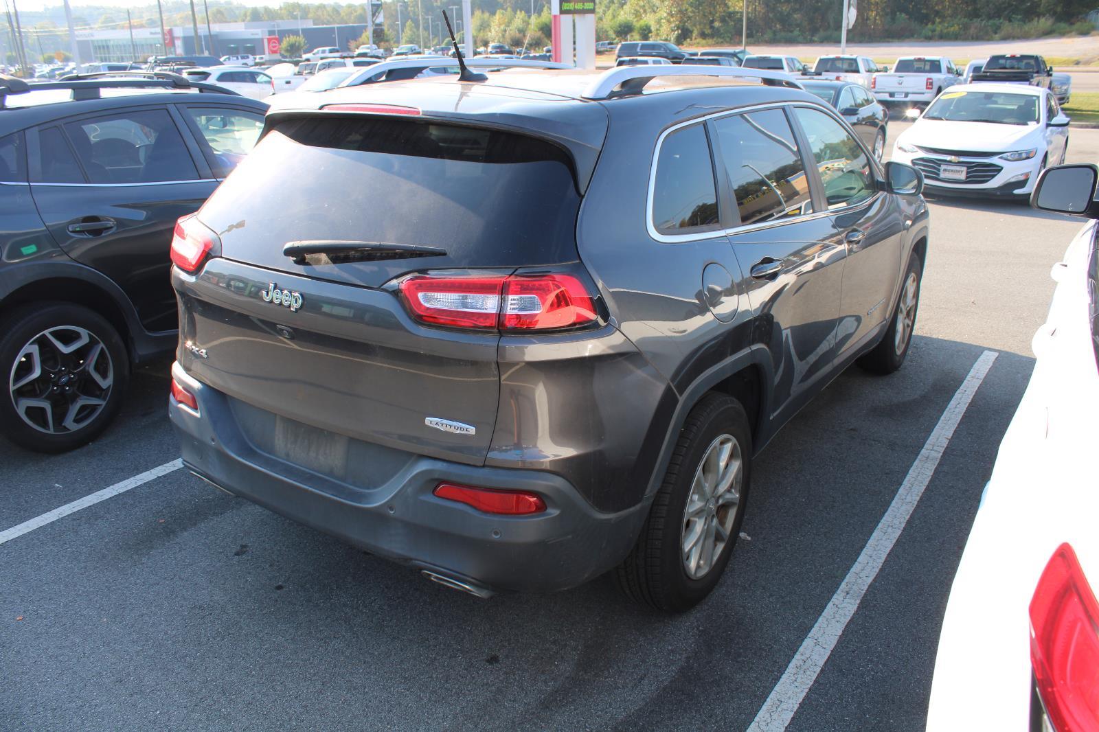 2017 Jeep Cherokee Latitude photo 2