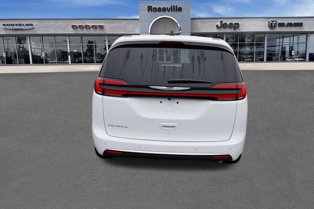 2026 Chrysler Pacifica photo 4