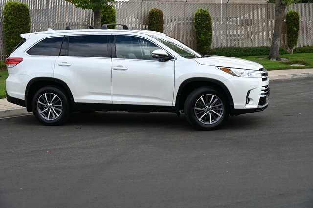 2019 Toyota Highlander XLE photo 2