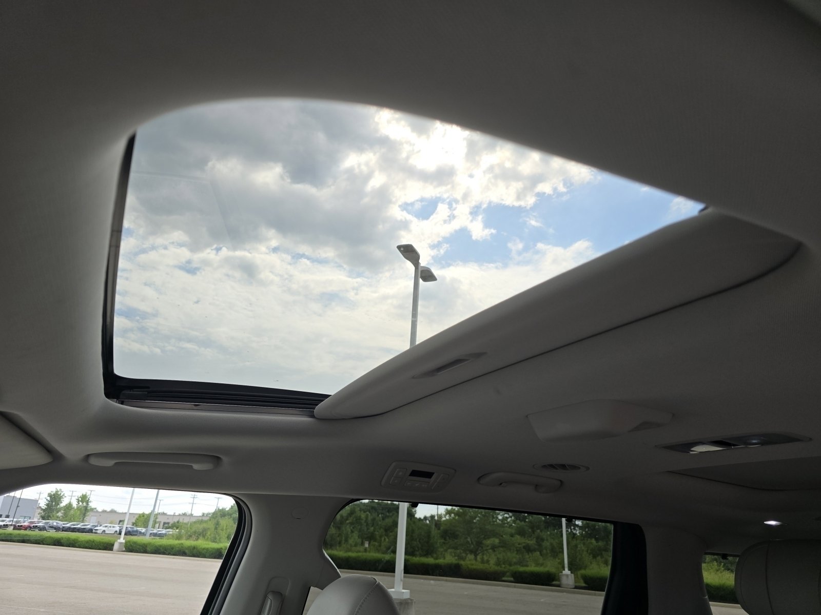 2025 Kia Carnival SX Prestige photo 3