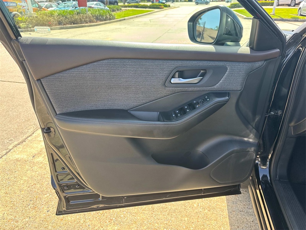 2023 Nissan Rogue SV photo 17