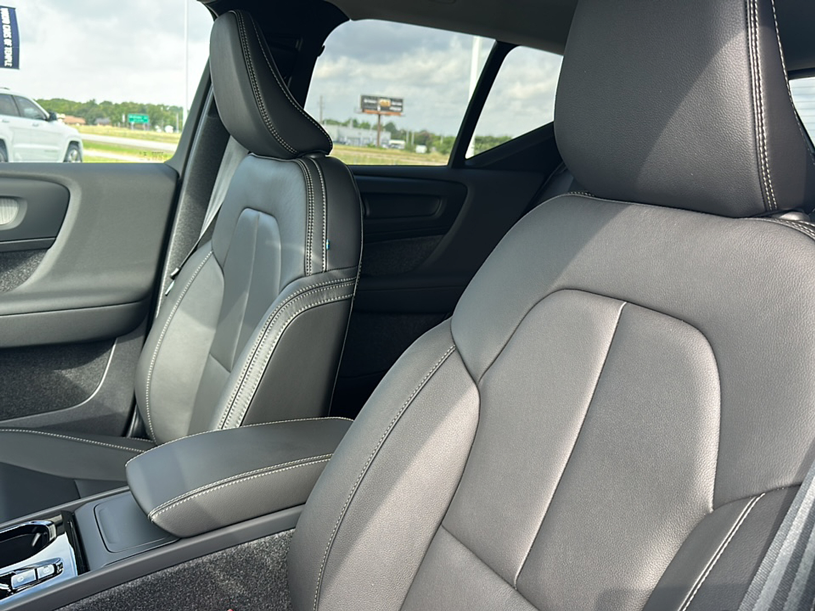 2026 Volvo XC40 Plus photo 3