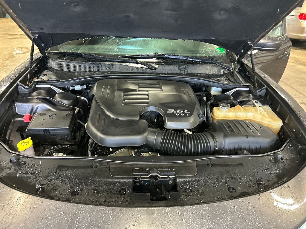2017 Dodge Charger SXT photo 9