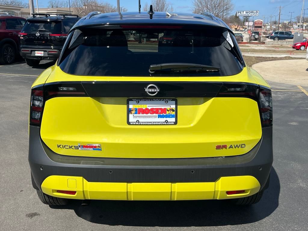 2025 Nissan Kicks SR photo 2