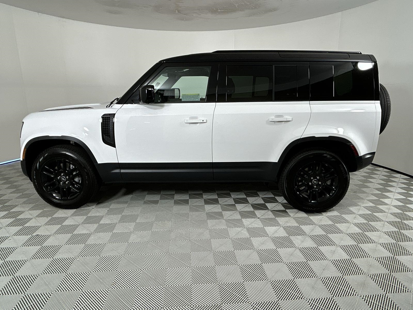 2025 Land Rover Defender 110 S photo 2