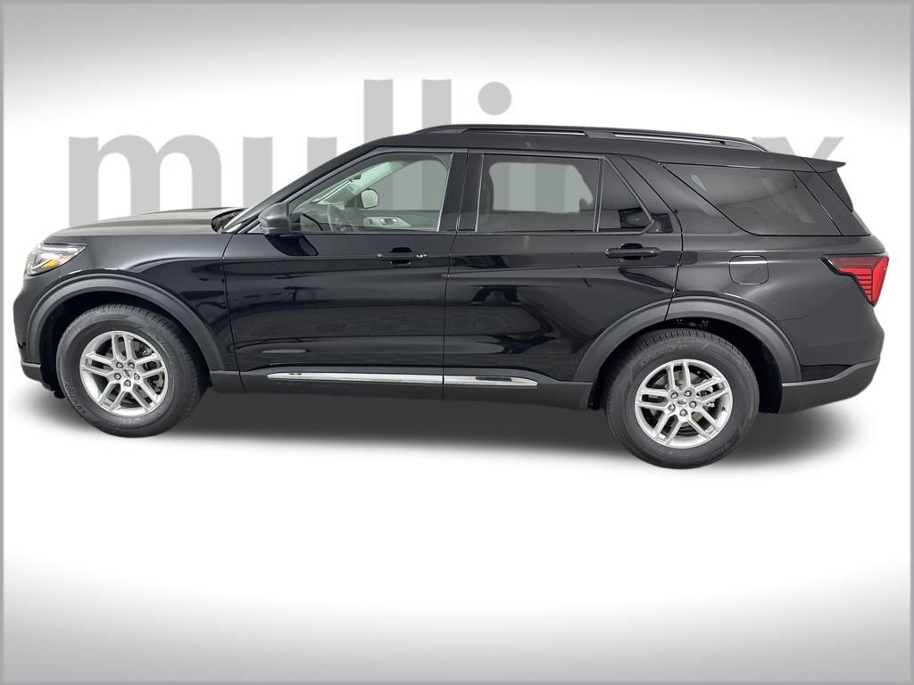 2025 Ford Explorer photo 2
